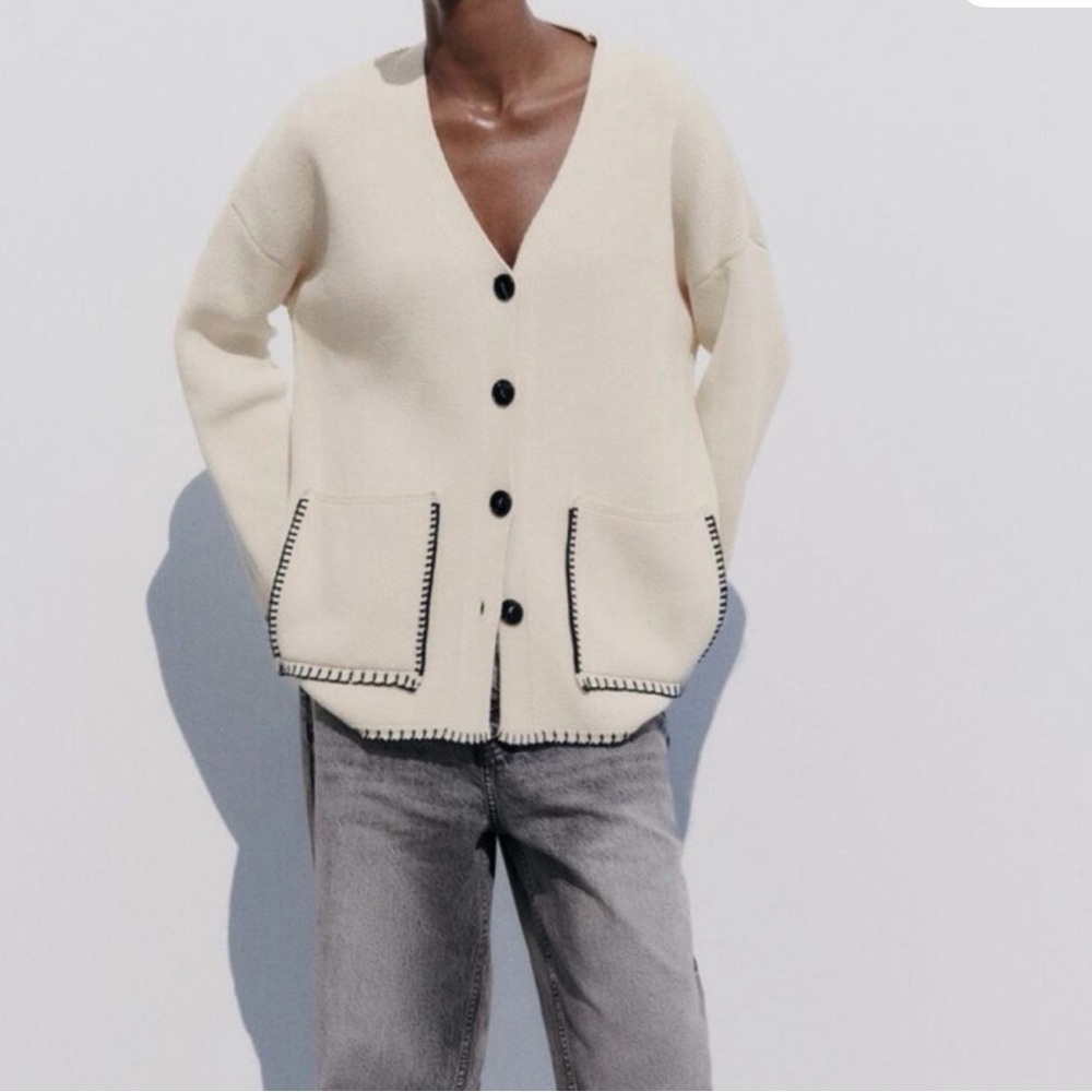 🆕 Zara Knit Cardigan With Contrast Topstitching in Cream
